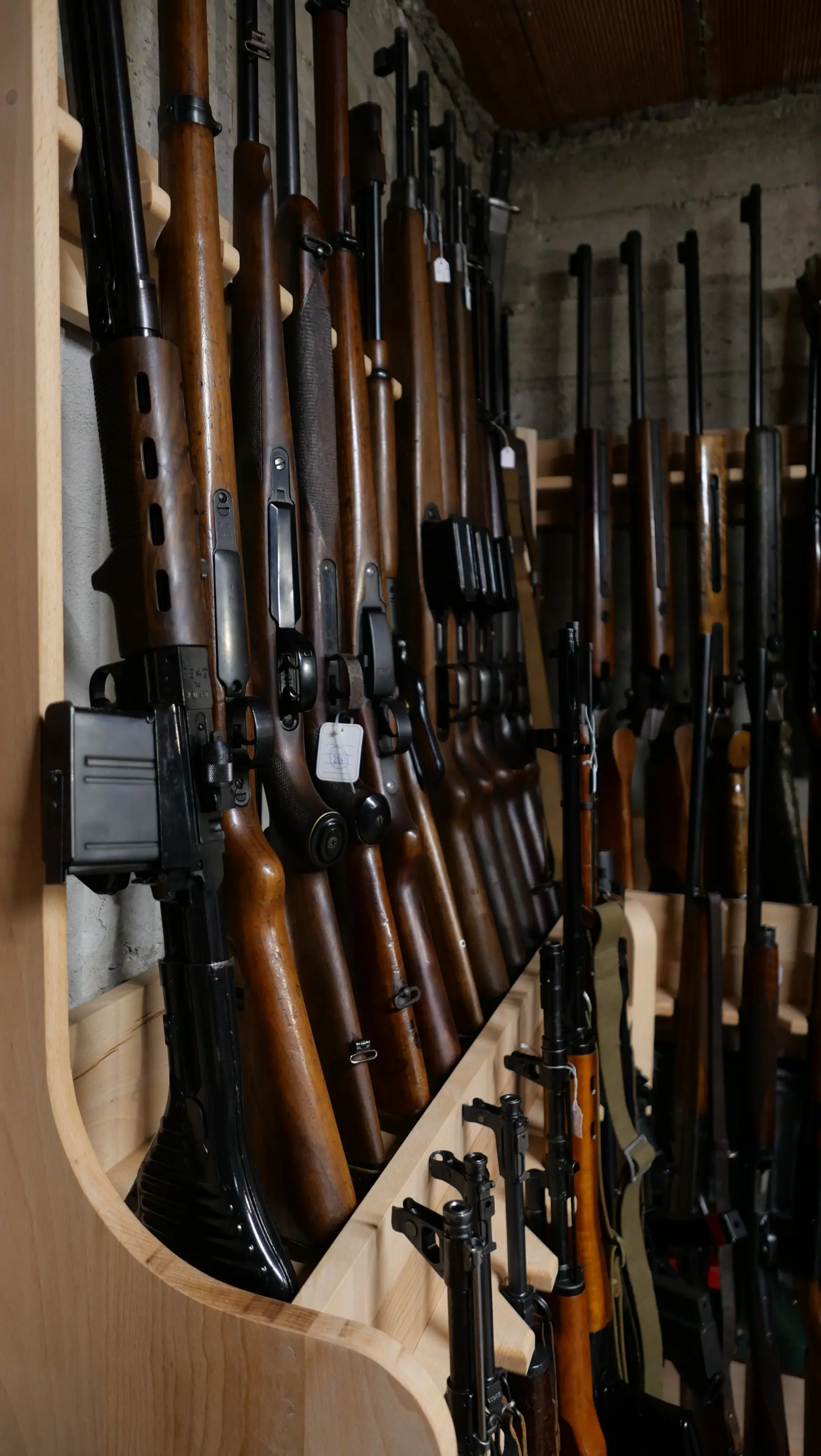 Râtelier d’armes anciennes de collection dans une armurerie spécialisée en militaria