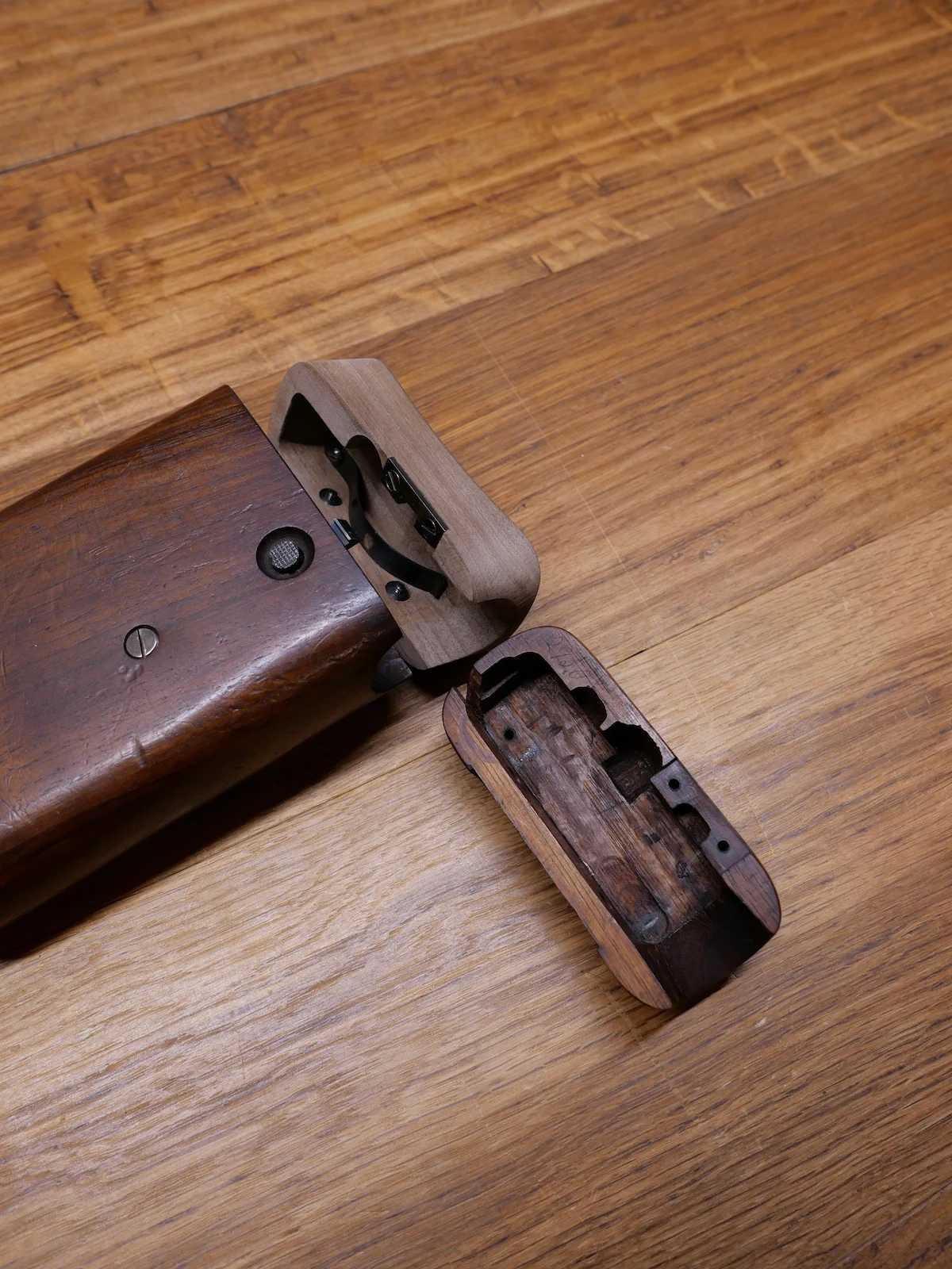 Restauration d’une crosse en bois d’arme ancienne avec pièce ajustée sur table d’atelier