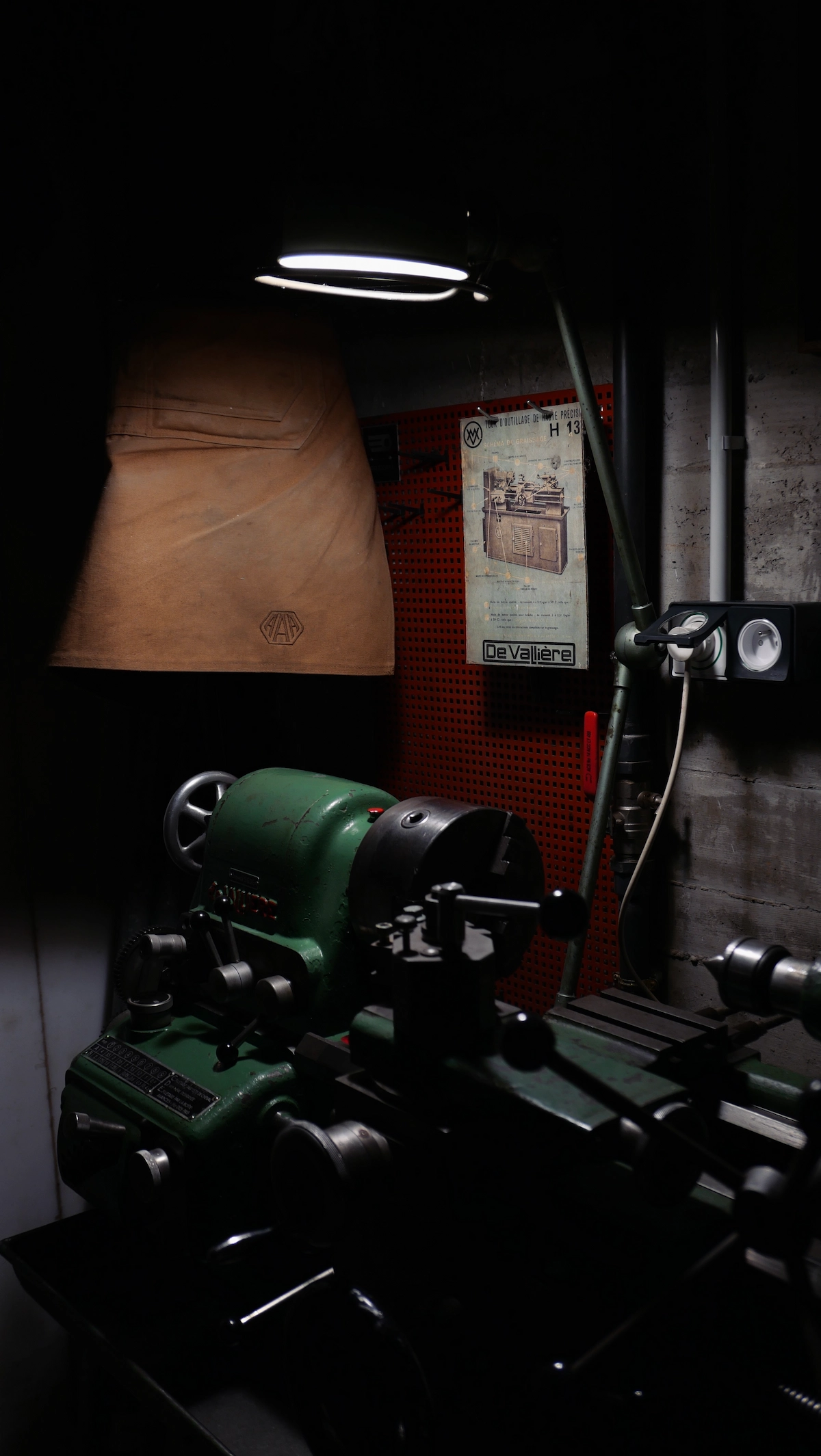 Coffret en bois clair sur mesure réalisé pour le rangement d’une arme de collection