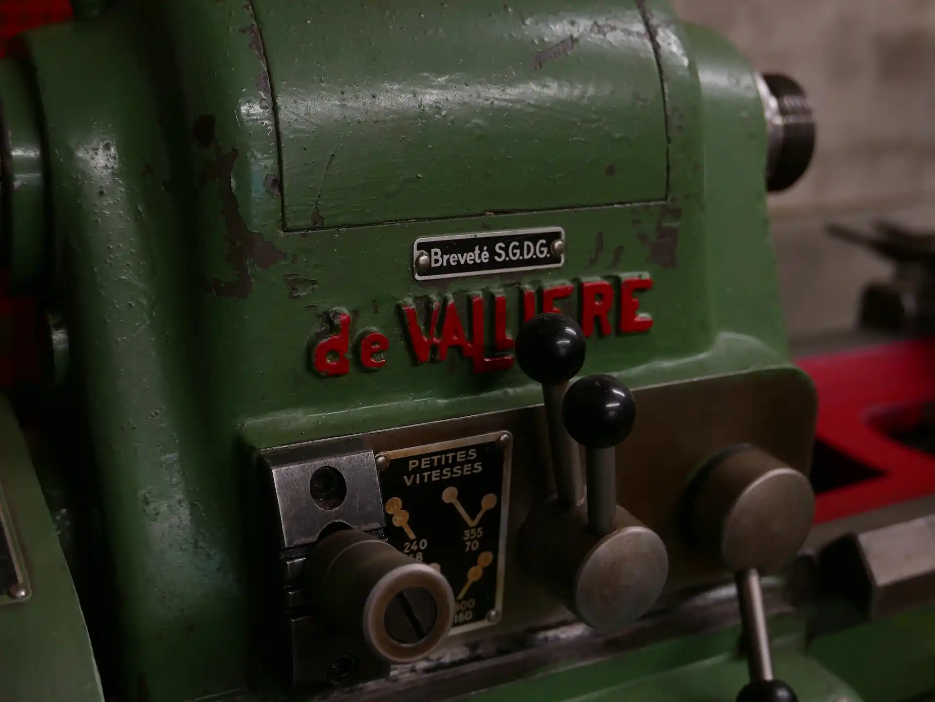 Machine-outil De Vallière dans l’atelier traditionnel de notre armurerie artisanale