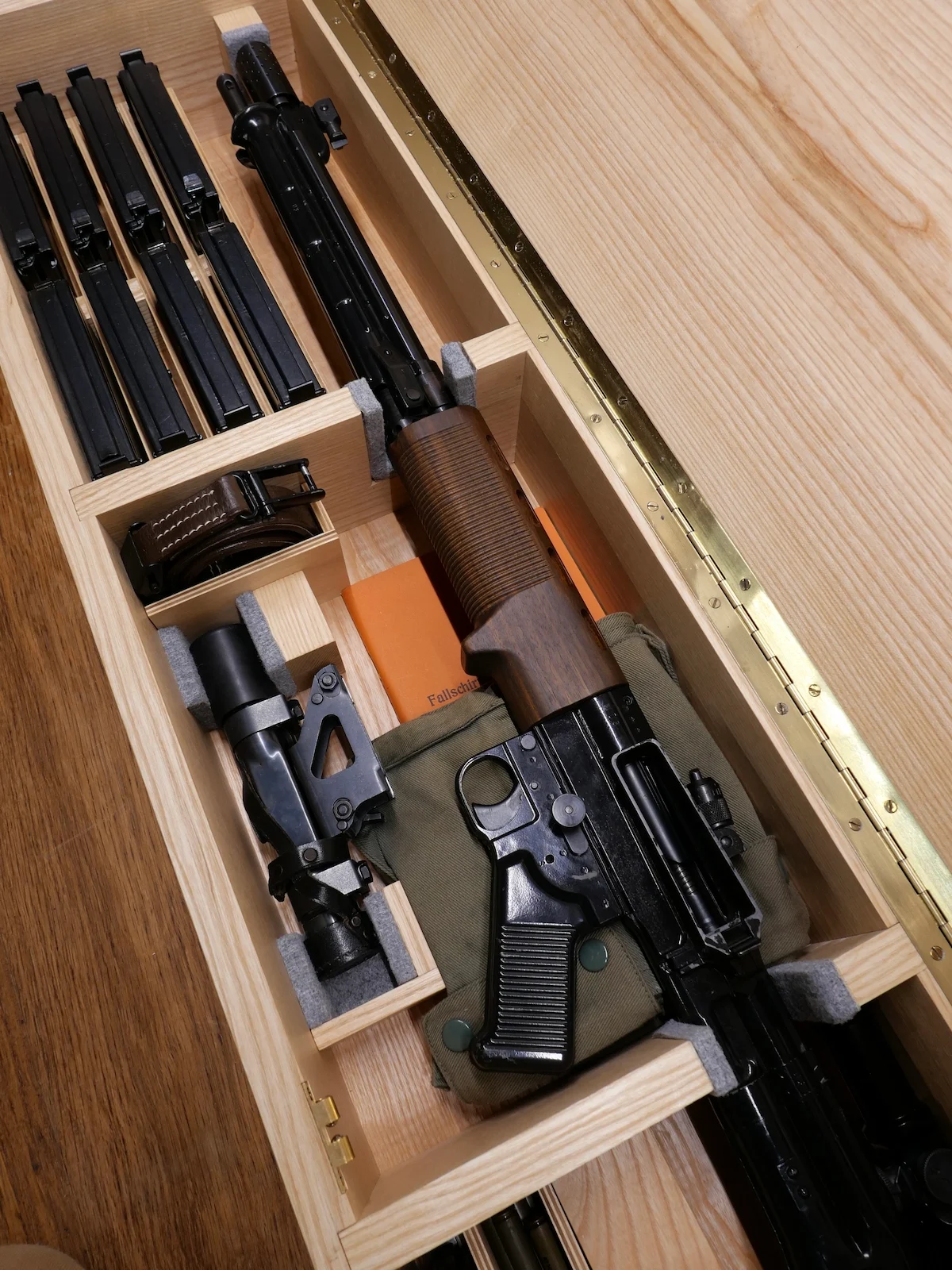 Coffret en bois sur mesure pour arme réglementaire et ses accessoires réalisé par une armurerie artisanale