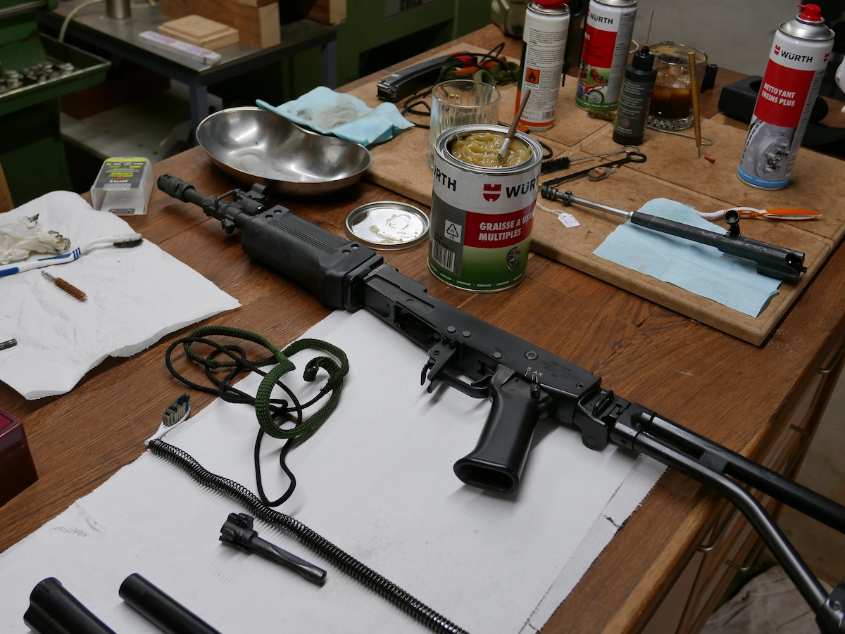 Entretien et nettoyage d’une arme semi-automatique sur établi d’atelier armurier