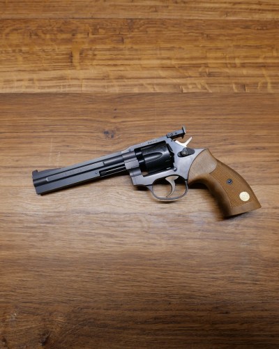 Revolver Manurhin MR 22 Match vu de profil gauche, posé sur une table en bois