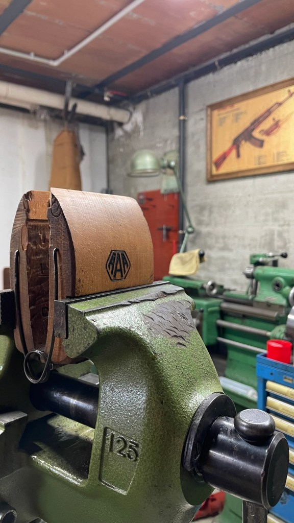 Étau d’atelier avec pièce de bois en cours d’usinage dans une armurerie