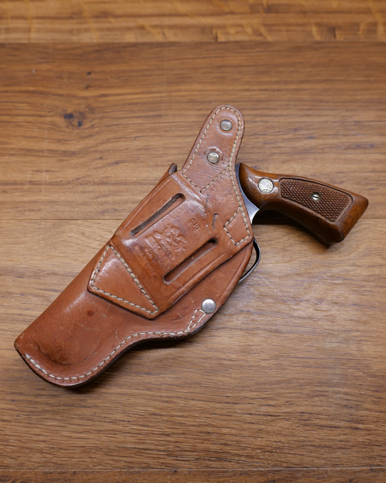 Revolver Smith & Wesson Mod 36-1 dans un holster face gauche