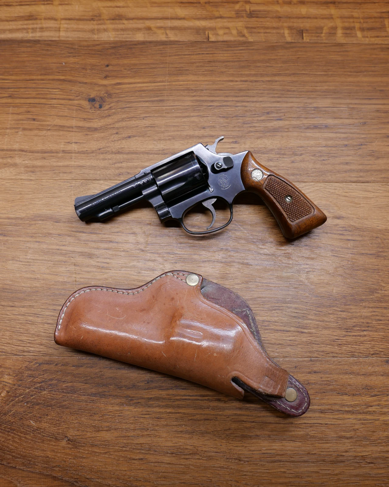 Revolver Smith & Wesson Mod 36-1 face gauche avec holster en cuir