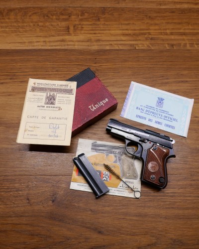 Pistolet Unique Modèle L face gauche avec boîte et documents