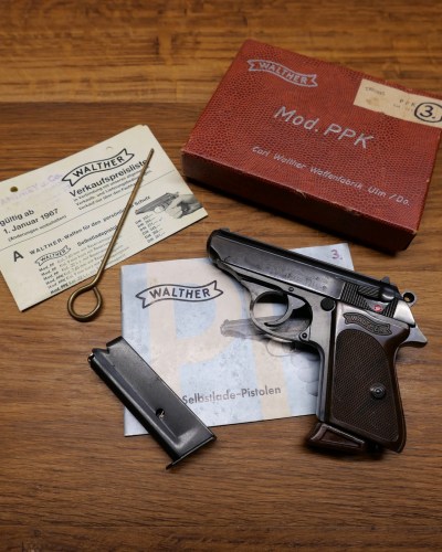 Walther PPK .22Lr sur ses documents et sa boîte de stockage