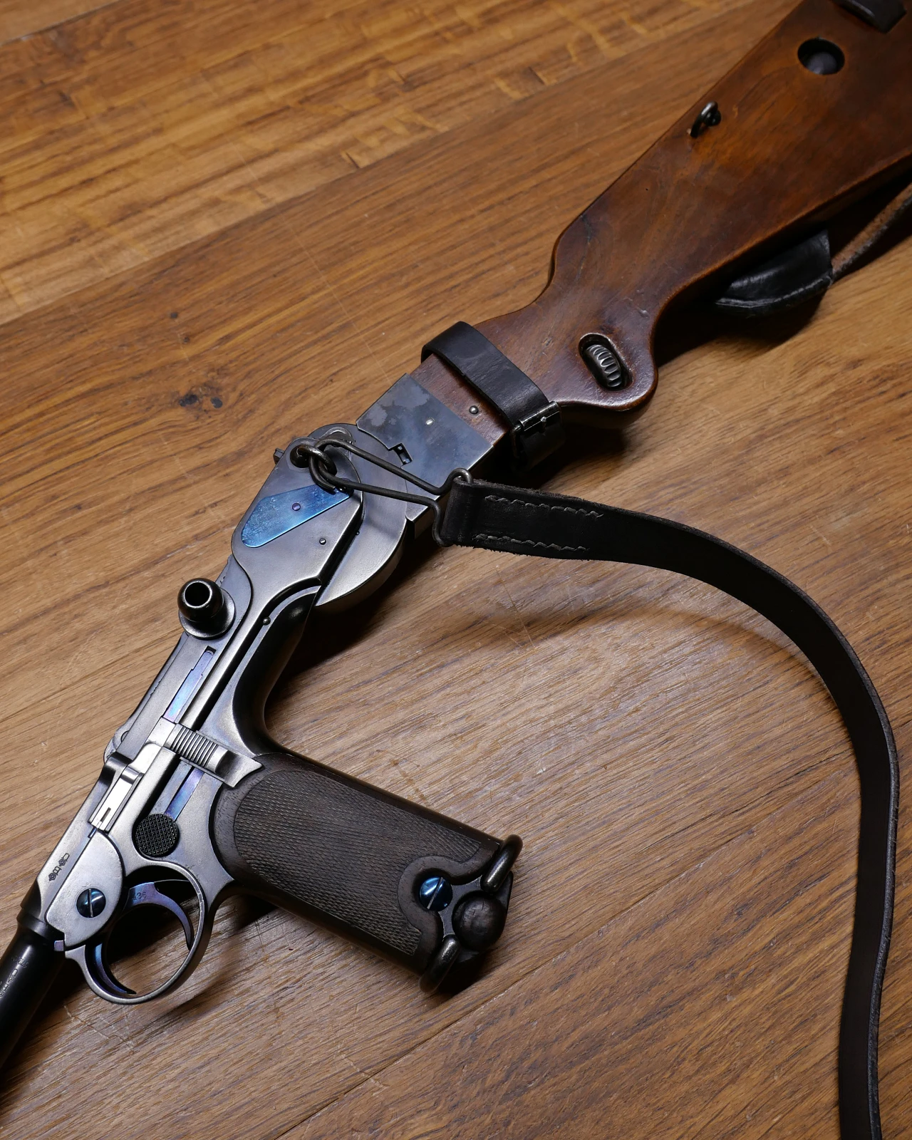 Pistolet Loewe Borchardt C 93 crosse montée face gauche
