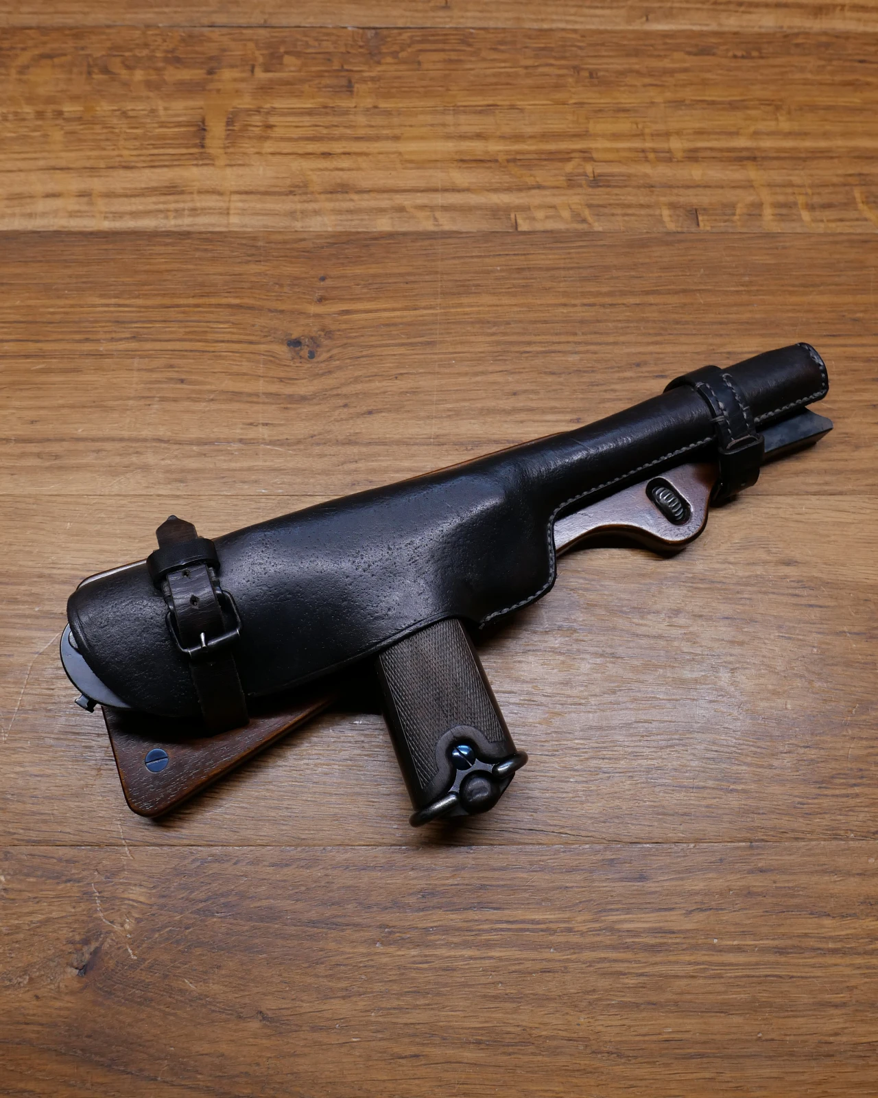 Pistolet Loewe Borchardt C 93 dans son étui-crosse face droite