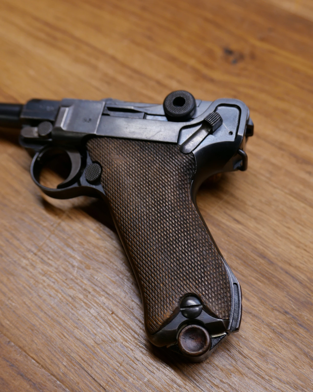 DWM Luger P 08 poignée gauche